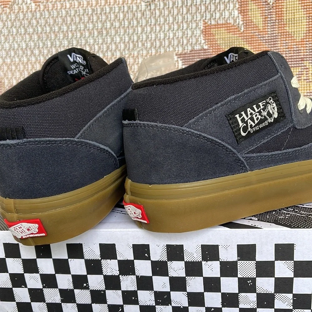 Vans Men’s Skate Half Cab
Navy/Gum
VN0A5FCDNGM
Sneakers - Picture 11 of 16